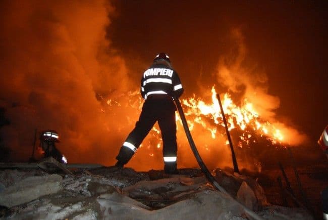 Incendiu catastrofal mistuie trei vehicule pe strada Constructorului