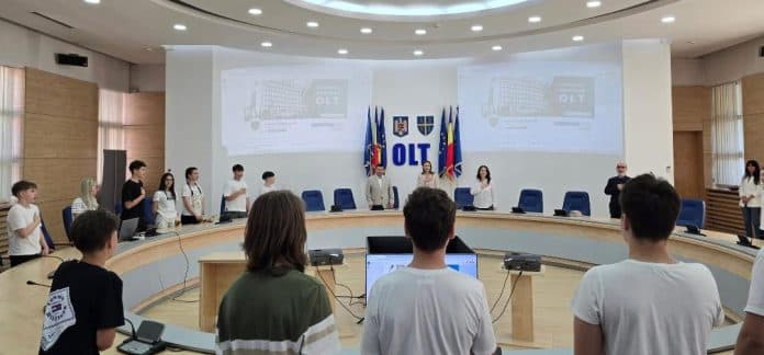 Elevii de la Nicolae Titulescu din Slatina explorează funcționarea CJ Olt într-o lecție interactivă de educație socială