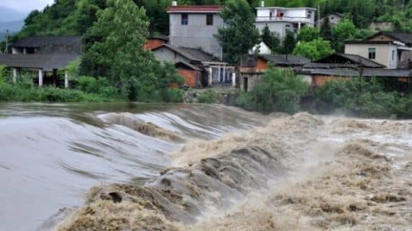  Zone Critice cu Drumuri și Căi Ferate Blocate de Inundații