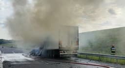  Camion Înghițit de Foc între Negreni și Slatina - Imagini Uimitoare!