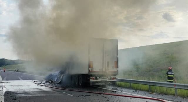  Camion Înghițit de Foc între Negreni și Slatina - Imagini Uimitoare!